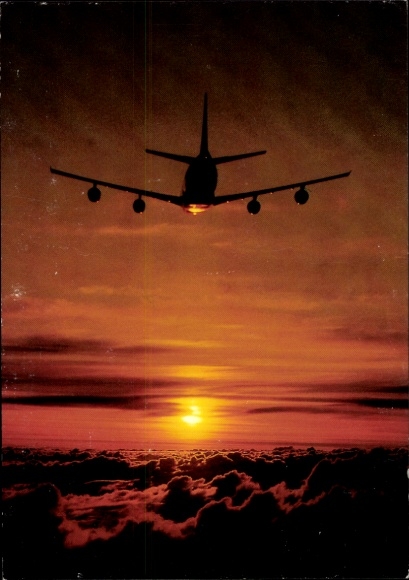 Passagiersvliegtuig van Lufthansa vliegt boven de wolken, zonsondergang