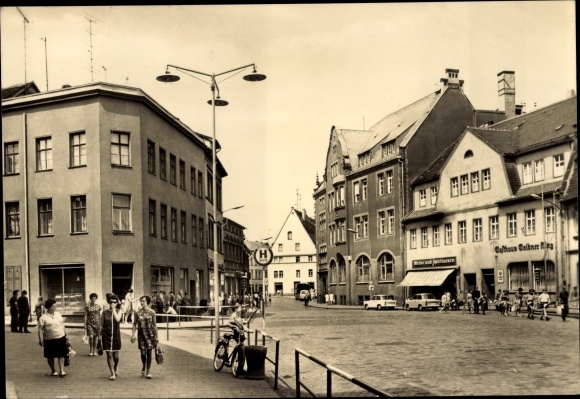 Ak Lutherstadt Eisleben, August Bebel Plan, Gasthaus Goldener Ring, Passanten