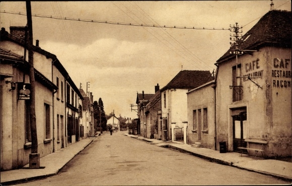 Postcard Etroussat Allier, Route de Gannat, Cafe Restaurant