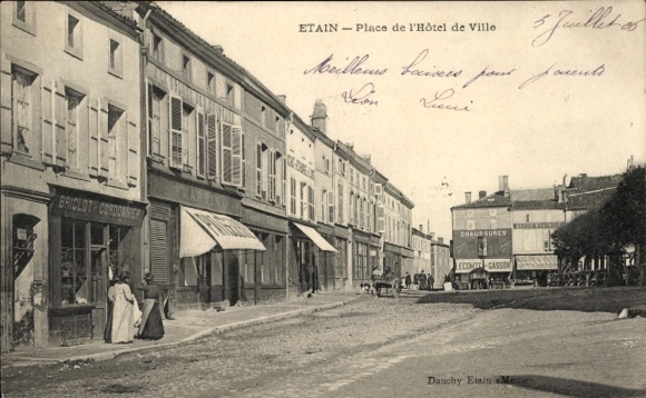 Postcard Étain Meuse, ETAIN, square in front of the Hôtel de Ville, shops, street view