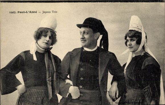 Postcard Pont l'Abbé Finistère, people in Breton folk costumes