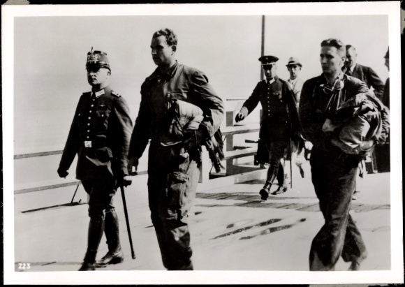Photo H. Hoffmann, Polish military aviators, German policeman, August 1939