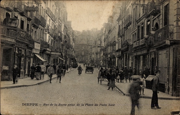 Ak Dieppe Seine Maritime, Straße mit historischem Flair, Menschen und Pferdetransport, Geschäf...