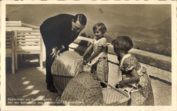 Postcard Führer and Reich Chancellor Adolf Hitler, two girls with doll carriage, at Obersalzberg