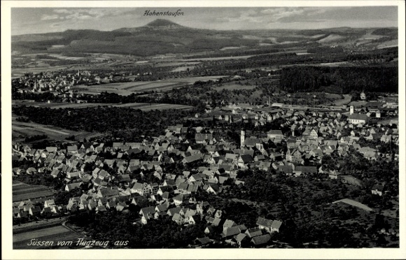 Ak Süßen an der Fils, Luftaufnahme von  Hohenstaufen im Hintergrund, schwarz-weiß