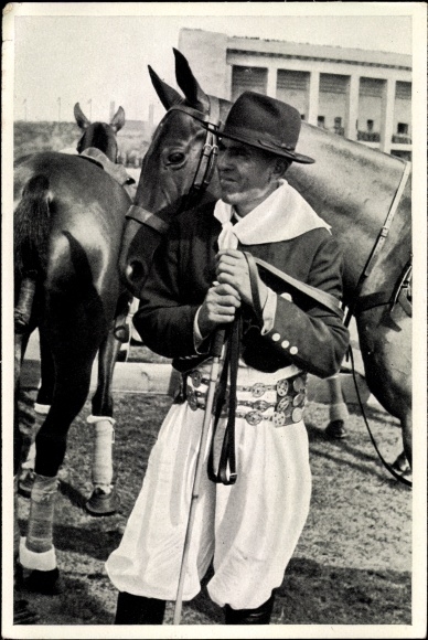Collective picture Olympia 1936, grooms from Mexico at the polo tournament