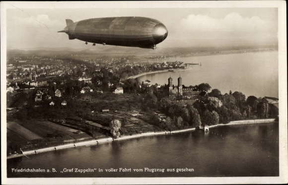 Ak Friedrichshafen am Bodensee, Luftschiff LZ 127 Graf Zeppelin in voller Fahrt, Fliegeraufnahme