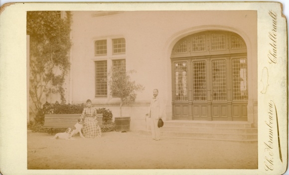 Cabinet photo Châtellerault Vienne, couple in front of the house