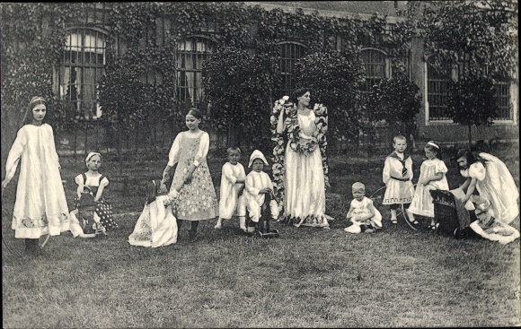 PC Meissen in Saxony, 200th anniversary of the royal. Porcelain manufactory 1910, historical clothing