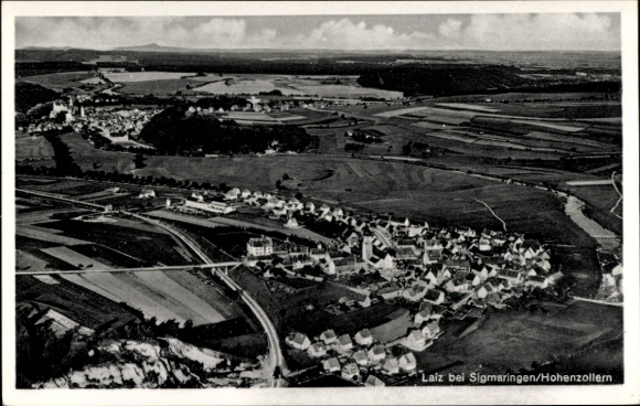 Ak Laiz Sigmaringen an der Donau, Luftaufnahme von Laiz, Felder, Häuser, Landschaft
