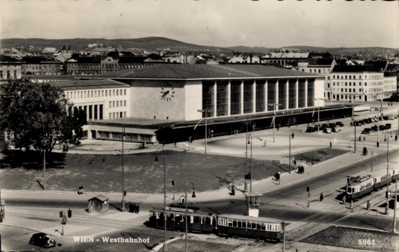 Postcard Vienna 15. Rudolfsheim Fünfhaus Austria, Westbahnhof, street side, trams