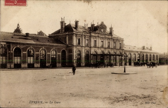 Postcard Évreux Eure, train station, architecture, horse-drawn carriage, people
