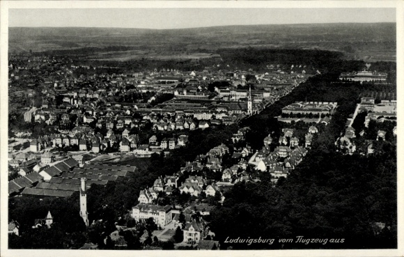 Ak Ludwigsburg in Württemberg, Luftaufnahme von  schöne Landschaft,  Architektur