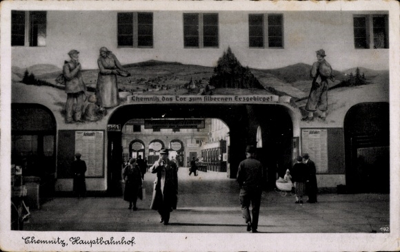 Postcard Chemnitz in Saxony, main station, passers-by