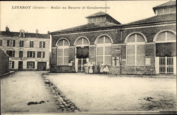 Ak Livarot Calvados, Halle au Beurre et Gendarmerie