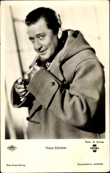 Postcard actor Hans Söhnker, portrait in a coat, smoking