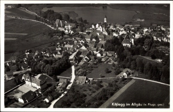 Ak Kißlegg im Allgäu, Luftaufnahme von  Umgebung,  Architektur