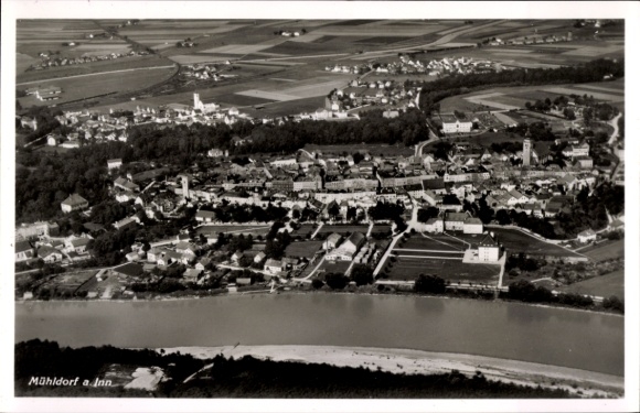 Ak Mühldorf am Inn Oberbayern, Luftaufnahme Mühldorf, Fluss, Gebäude, Felder