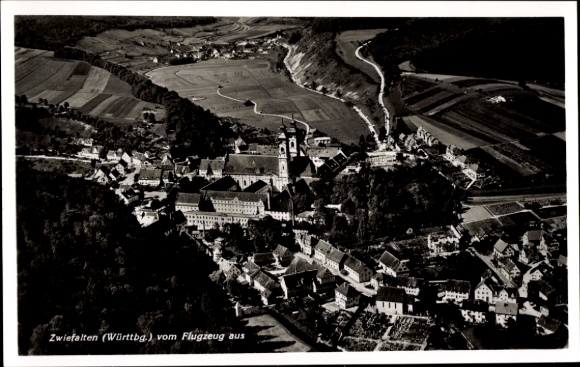 Ak Zwiefalten in Württemberg, Luftaufnahme von  Kirche, umliegende Landschaft, schwarz-weiß