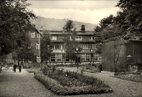 Ak Treseburg Thale im Harz, Erholungsheim Haus Wildstein, Gartenanlage, Leute spazieren