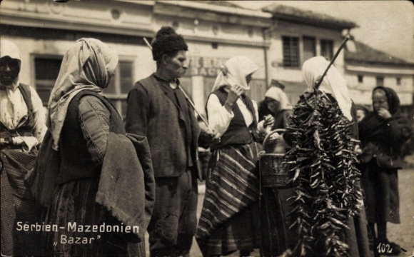 Photo Postcard Serbia, Macedonia, bazaar, people in traditional costumes