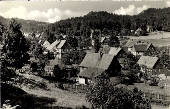 Ak Jonsdorf in Sachsen, Zittauer Gebirge, Nonnenfelsen, Schöne Landschaft, mehrere Häuser zwis...