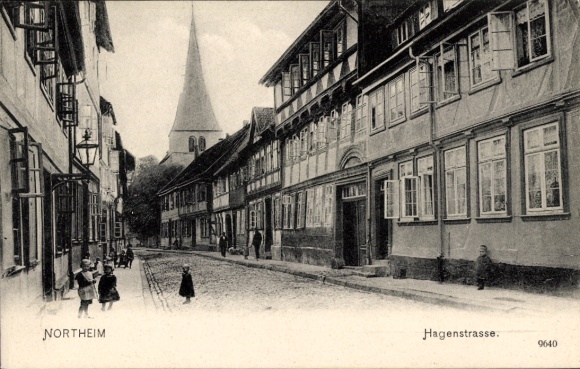 KP Northeim w Dolnej Saksonii, historyczna ulica, domy z muru pruskiego, wieża kościoła, dzieci na ulicy