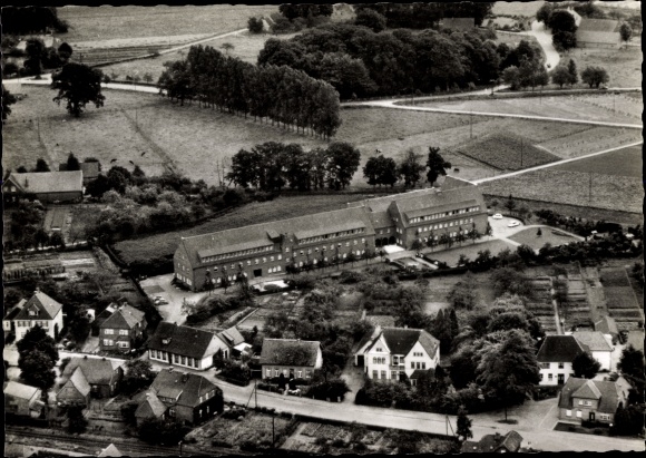 Ak Neuenkirchen Vörden, luchtfoto, zicht op een langwerpig bakstenen gebouw