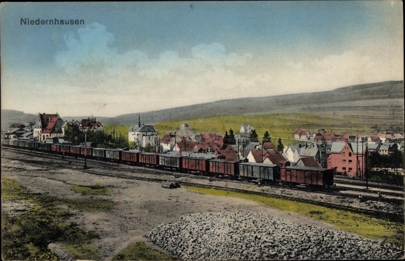 Ak Niedernhausen im Taunus Hessen, Blick auf den Ort, Bahnhof, Gleisseite