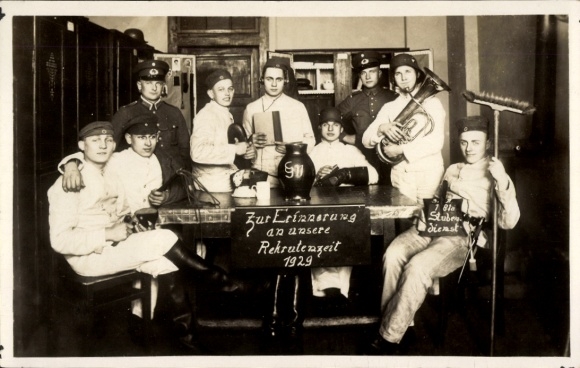 Foto Ak Reichswehr, Soldaten in Uniform, Rekrutenzeit 1929, Stubenkameraden