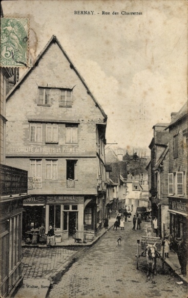 Ak Bernay Eure, Strasse Rue des Charrettes,  Architektur, Geschäftshaus, 