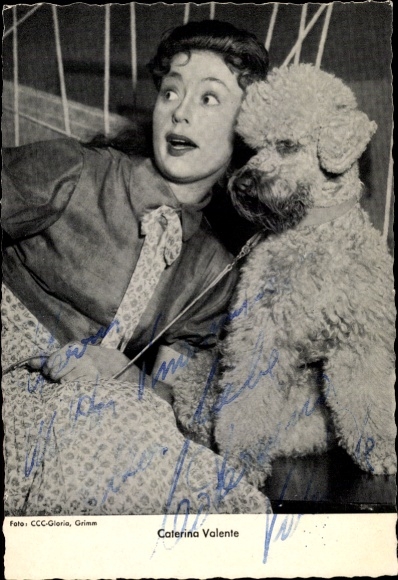 Ak Schauspielerin und Sängerin Caterina Valente, Portrait, Pudel, Autogramm