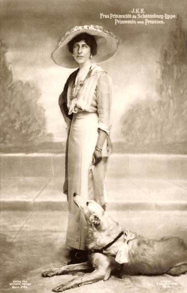 Postcard Princess Victoria of Schaumburg Lippe, Princess of Prussia, Greyhound