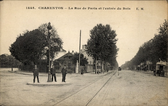 Ak Charenton Val de Marne, La Rue de Paris et l'entrée du Bois