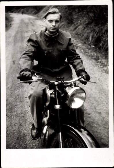 Photo Postcard Triumph BDG 250 H motorcycle, man with leather jacket, driver&#39;s glasses, gloves