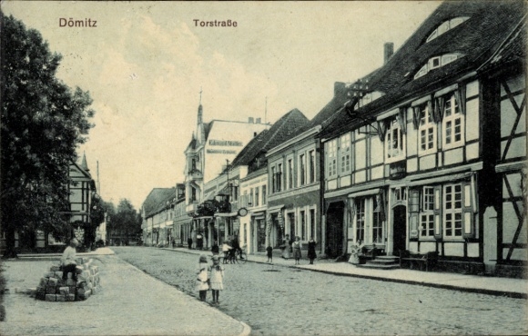 Postcard Dömitz, view into the Torstraße, children