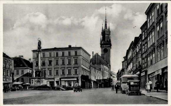 Ak Znojmo Znaim Südmähren, Adolf Hitler Platz, historisches Stadtbild, Gebäude, Uhrturm, Autos