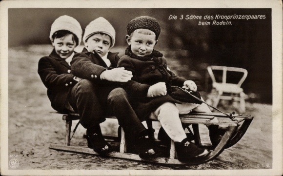 Ak Drei Söhne des Kronprinzenpaares beim Rodeln, Prinz Wilhelm v. Preußen, Louis Ferdinand, Hubertus