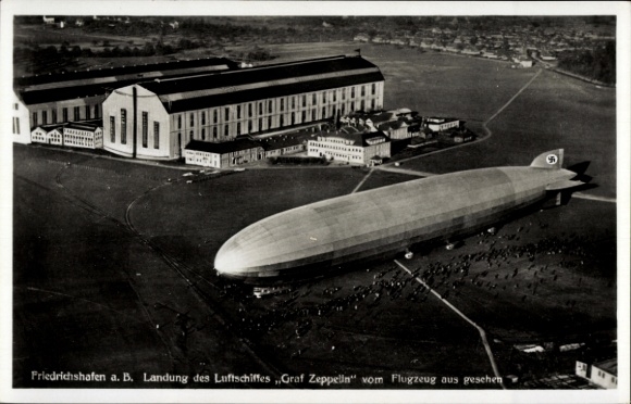 Ak Friedrichshafen am Bodensee, Landung Luftschiff Graf Zeppelin, LZ 127, Fliegeraufnahme
