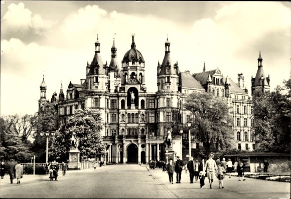 Ak Schwerin in Mecklenburg, Schloss   Architektur, Bürger auf der Straße, Bäume
