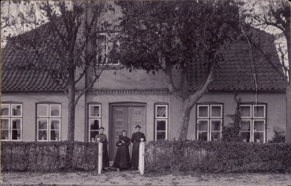 Foto Ak Dauenhof in Holstein, Wohnhaus, Drei Frauen