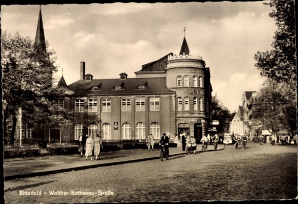 Postcard Bitterfeld in Saxony-Anhalt, view of the Walther-Rathenau-Straße, buildings, people on Fa