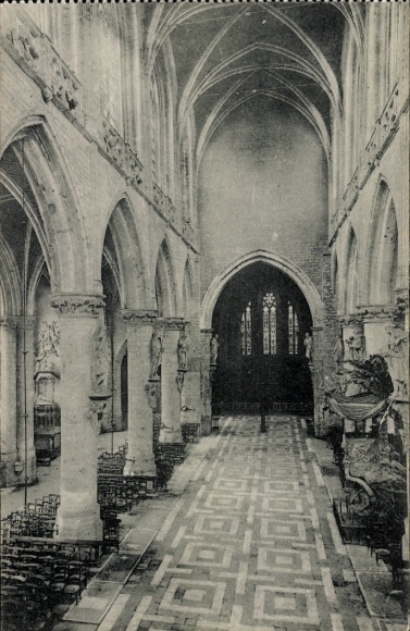 Postcard Bruxelles Brussels, interior view of a church, high columns, Gothic windows, pews