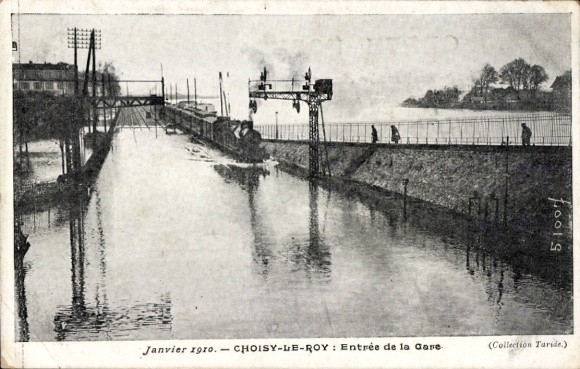 Ak Choisy le Roy Val de Marne, Eingang zum Bahnhof, Hochwasser, Dampflok