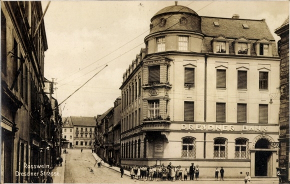 Ak Rosswein Roßwein in Sachsen, Dresdner Strasse, DRESDNER BANK,  Gebäude, Menschen auf Straße