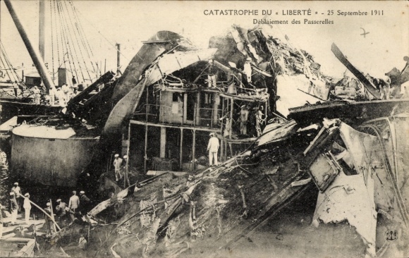 Postcard L'explosion du Cuirassé Liberté le 25 September 1911, Deblaiement des Passerelles