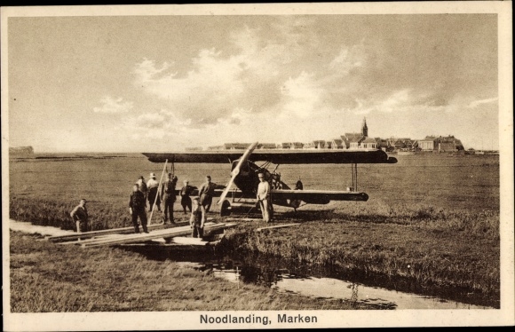 Postcard Marken Nordholland, Noodlanding, Emergency landing on a meadow
