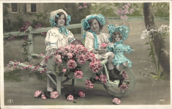Ak Zwei Mädchen mit Puppe, Rosen