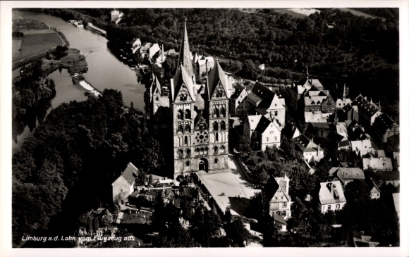 Ak Limburg an der Lahn, Luftaufnahme von Limburg,  Architektur, grünes Ufer, Fluss