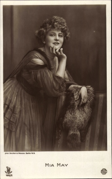 Postcard actress Mia May, portrait, fox fur